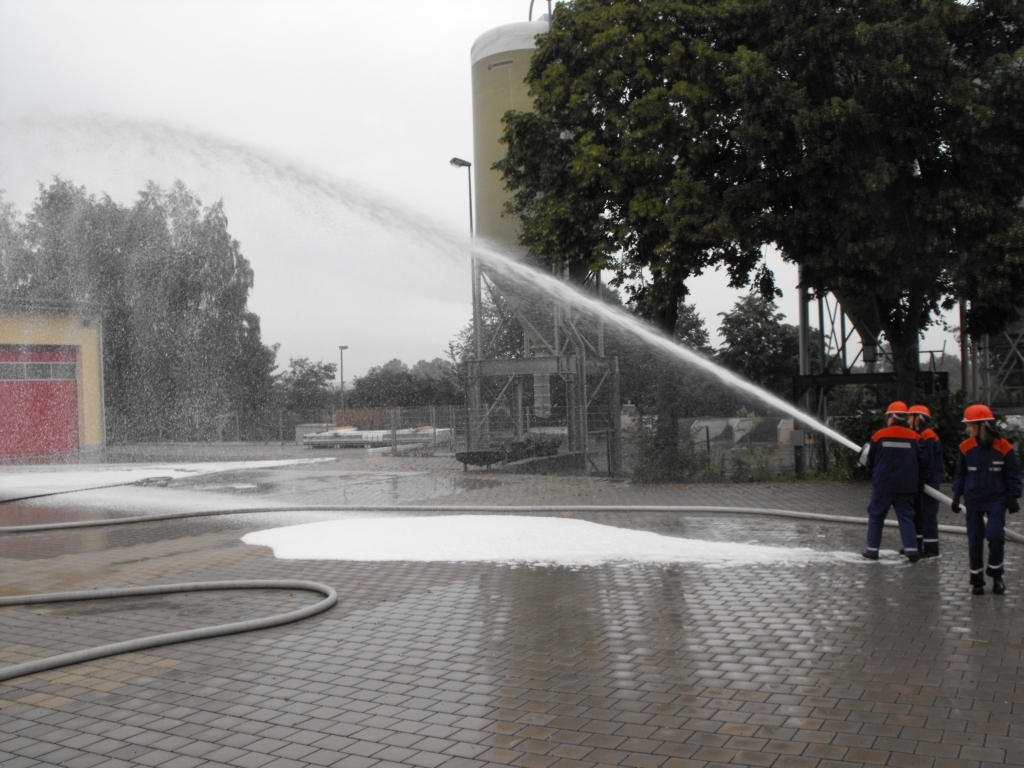 Jungendfeuerwehrübung zum Thema Schaum